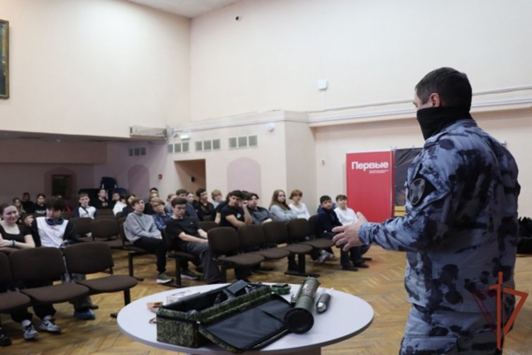 Сотрудники ОМОН Росгвардии провели тематический урок для московских школьников (видео)