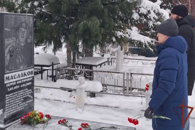 В Нижневартовске ветераны и бойцы ОМОН Росгвардии почтили память героически погибшего товарища