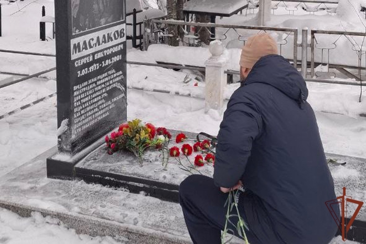 В Нижневартовске ветераны и бойцы ОМОН Росгвардии почтили память героически погибшего товарища  