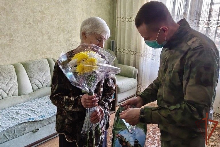 Росгвардейцы поздравили с наступающим Новым годом 97-летнюю труженицу тыла в ДНР