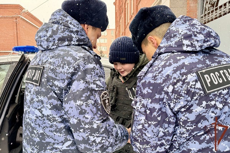 В рамках акции «Елка желаний» росгвардейцы исполнили мечту воспитанника «Гвардейской смены» в Астрахани