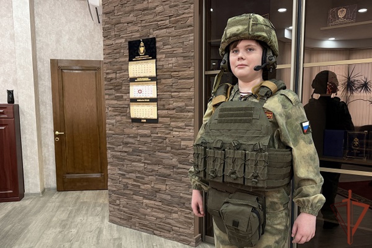 В рамках акции «Елка желаний» росгвардейцы исполнили мечту воспитанника «Гвардейской смены» в Астрахани