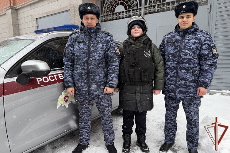 В рамках акции «Елка желаний» росгвардейцы исполнили мечту воспитанника «Гвардейской смены» в Астрахани