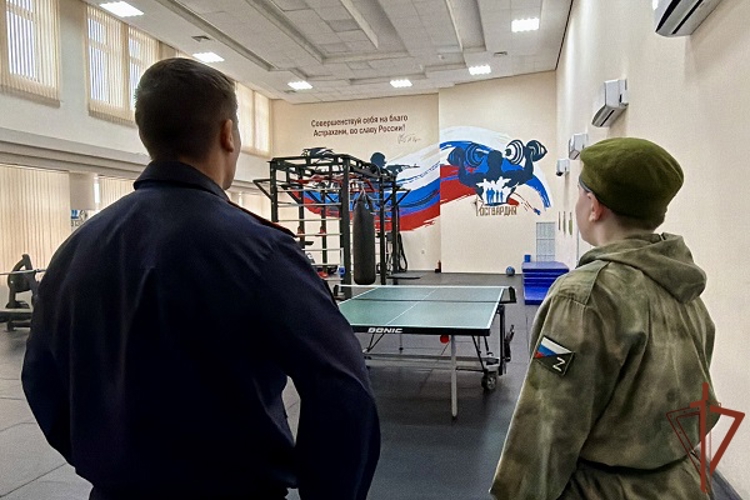В рамках акции «Елка желаний» росгвардейцы исполнили мечту воспитанника «Гвардейской смены» в Астрахани