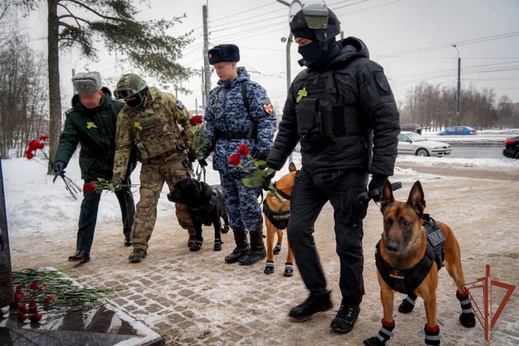 Кинологи Северо-Западного округа Росгвардии возложили цветы к памятнику «Военным дрессировщикам и служебным собакам Ленинградского фронта»
