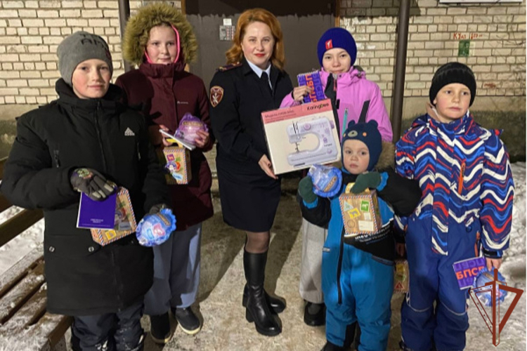 В Твери росгвардейцы исполнили новогоднее желание ребенка в рамках акции «Ёлка желаний»