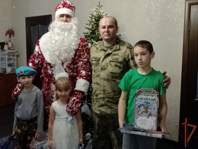 В рамках акции «Ёлка желаний» росгвардейцы исполнили пожелания брянских детей