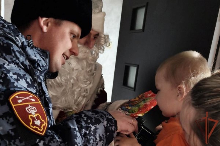 В Сибирском округе Росгвардии завершилась ведомственная акция «Дед Мороз специального назначения»