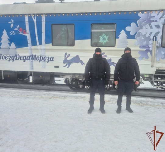 Сотрудники Росгвардии обеспечили безопасность во время визита поезда Деда Мороза в Великие Луки
