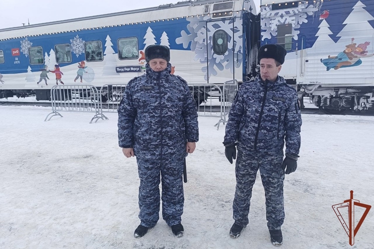 Сотрудники Росгвардии обеспечили безопасность во время визита поезда Деда Мороза в Великие Луки