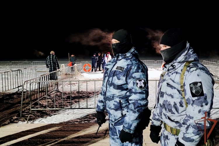 В Центральной России военнослужащие и сотрудники Росгвардии обеспечили безопасность и правопорядок во время Крещенских богослужений