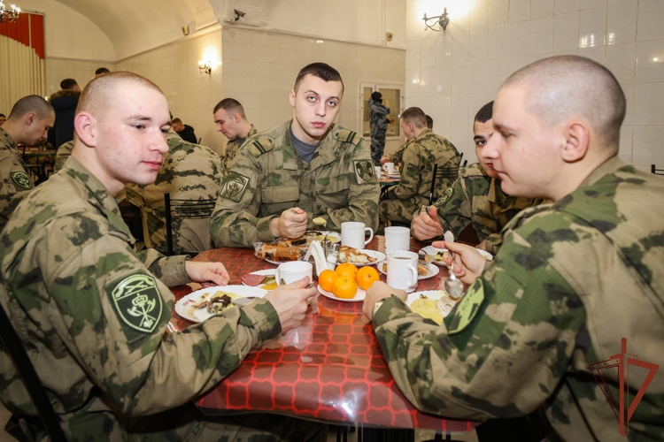 Особое меню предусмотрено в новогодние праздники для военнослужащих воинских частей Северо-Западного округа Росгвардии