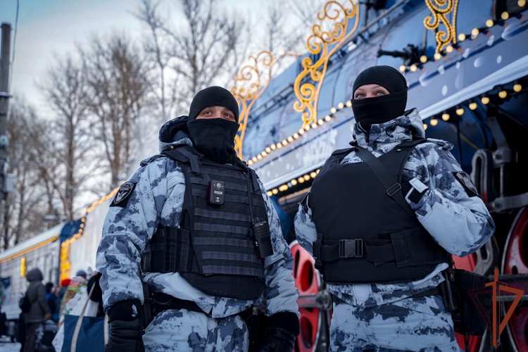 Росгвардейцы обеспечили безопасность гостей поезда Деда Мороза в Петергофе