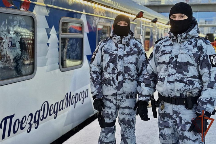 Росгвардейцы обеспечили безопасность гостей поезда Деда Мороза в Мурманске