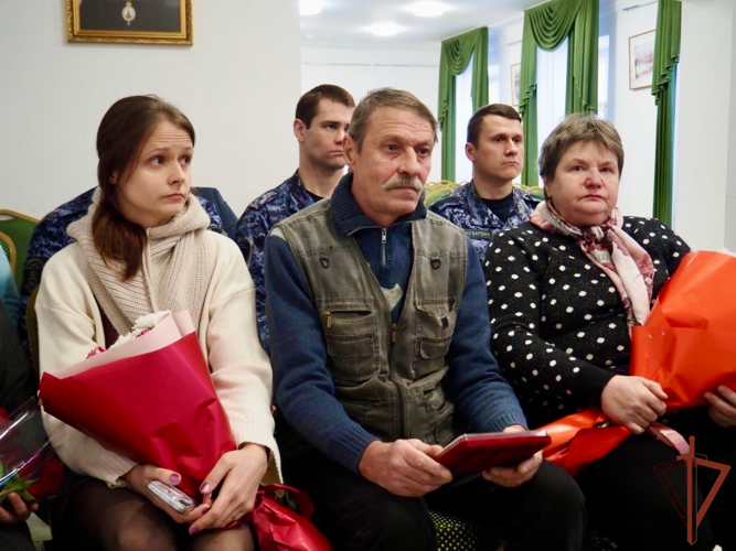 В Ленинградской области родителям погибшего на СВО росгвардейца было передано удостоверение к ордену Мужества 
