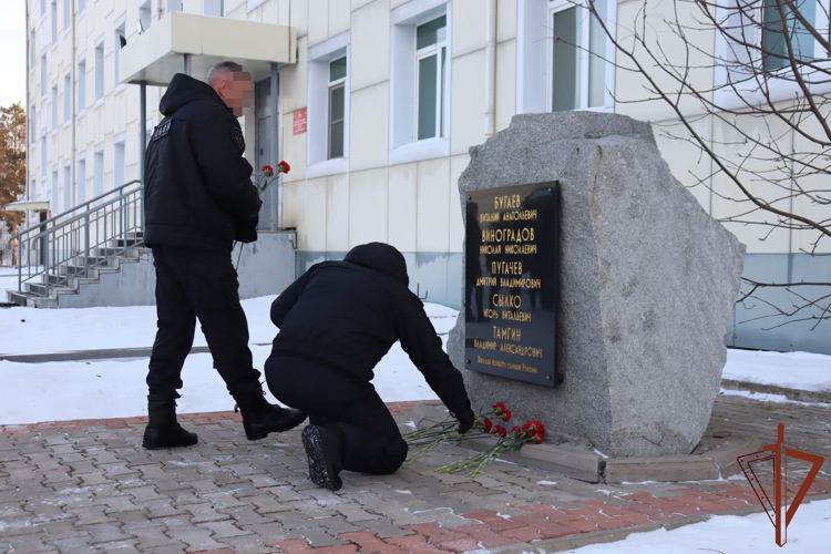 В Хабаровске росгвардейцы почтили память Героев России, погибших при исполнении служебного долга