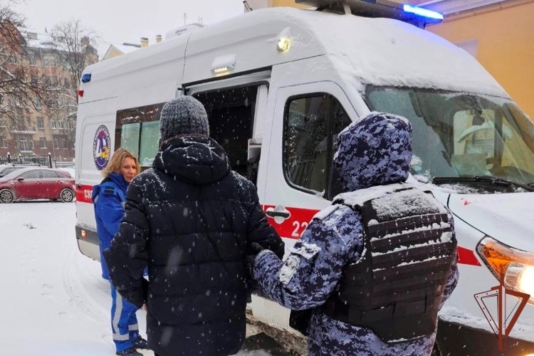 В Санкт-Петербурге росгвардейцы пришли на помощь пожилому мужчине, который почувствовал недомогание во время рождественского богослужения