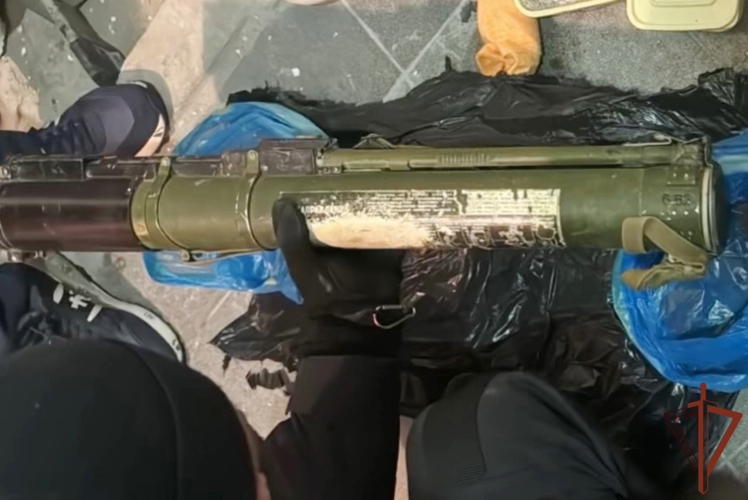 В Санкт-Петербурге взрывотехники ОМОН Росгвардии обследовали тайник с оружием