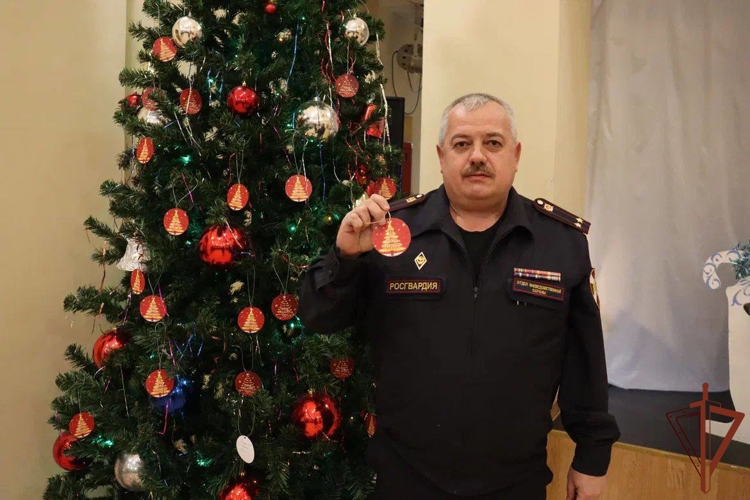 В Ленинградской области сотрудники Росгвардии присоединились к благотворительной акции «Елка желаний»