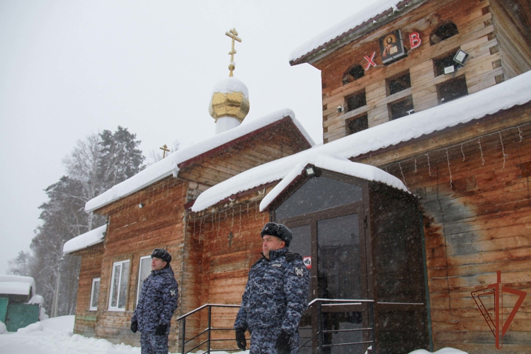 Военнослужащие и сотрудники Росгвардии обеспечили общественный порядок и безопасность граждан в период празднования Рождества Христова в Сибири