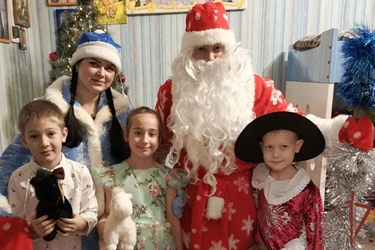 Росгвардейцы на Дальнем Востоке продолжают участие в новогодних акциях