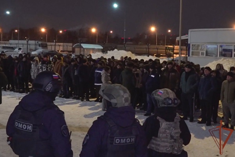 В Москве при участии спецназа Росгвардии выявлены нарушители миграционного законодательства (видео)