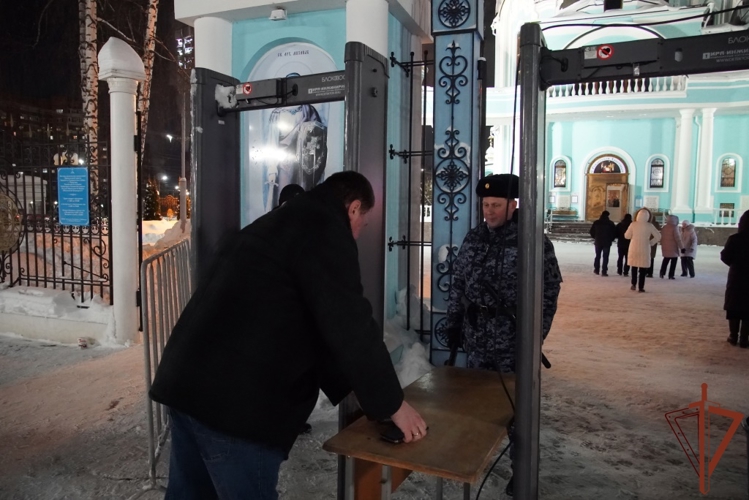 Росгвардейцы обеспечили безопасность в период празднования Рождества Христова в Приволжье