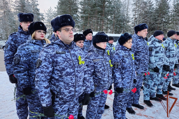 Сотрудники и военнослужащие Росгвардии почтили память павших защитников Ленинграда в Санкт-Петербурге 