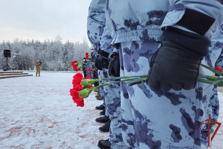 Сотрудники и военнослужащие Росгвардии почтили память павших защитников Ленинграда в Санкт-Петербурге 