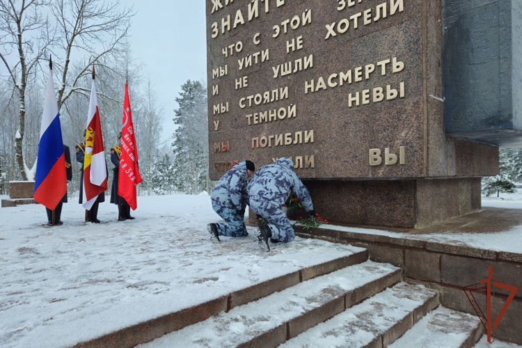 Сотрудники и военнослужащие Росгвардии почтили память павших защитников Ленинграда в Санкт-Петербурге 