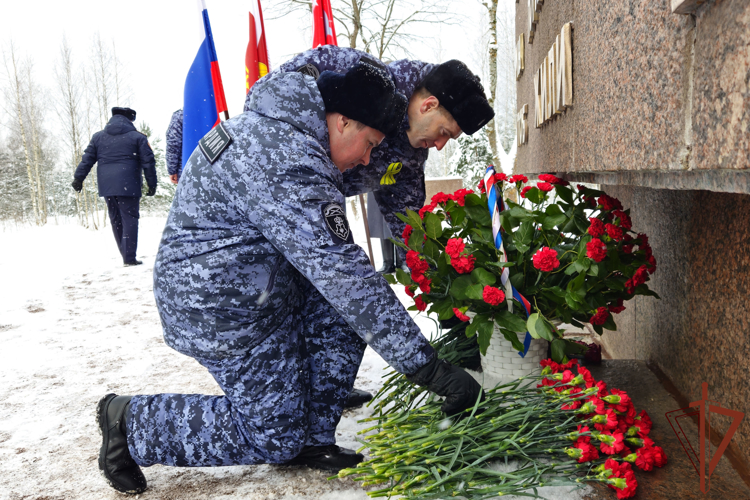Сотрудники и военнослужащие Росгвардии почтили память павших защитников Ленинграда в Санкт-Петербурге 