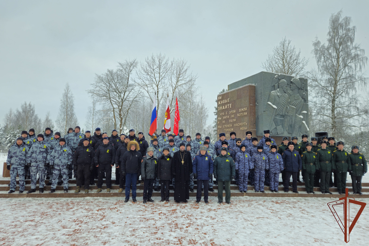 Сотрудники и военнослужащие Росгвардии почтили память павших защитников Ленинграда в Санкт-Петербурге 