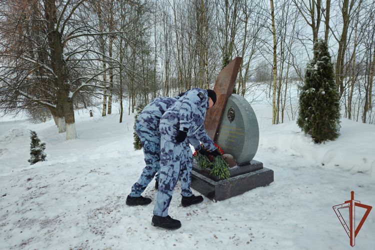 Сотрудники и военнослужащие Росгвардии почтили память павших защитников Ленинграда в Санкт-Петербурге 