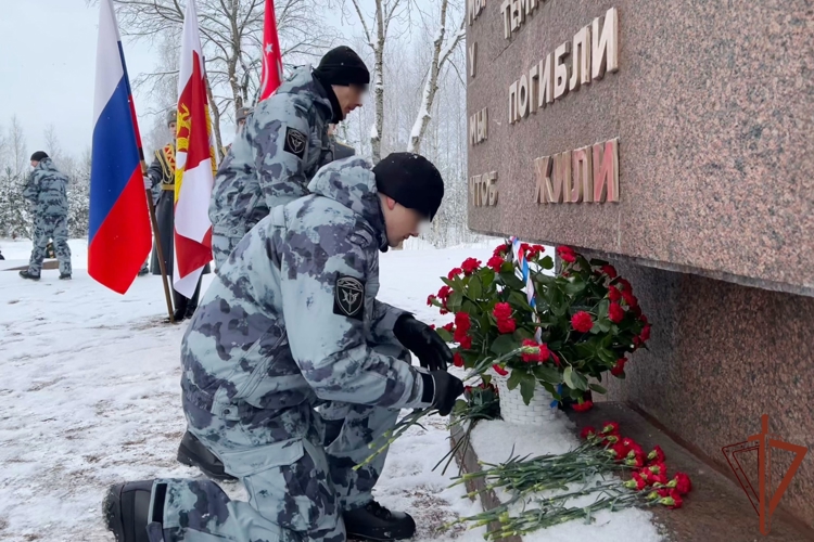 Сотрудники и военнослужащие Росгвардии почтили память павших защитников Ленинграда в Санкт-Петербурге 
