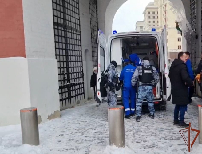 Сотрудники столичного ОМОН «Авангард» оказали помощь пострадавшей женщине 
