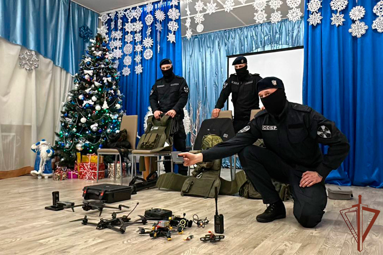 «Дед Мороз специального назначения» Росгвардии поздравил воспитанников московского семейного центра  