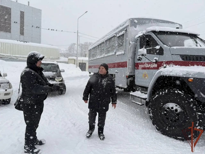 Росгвардия оказывает помощь жителям Камчатки во время сильнейшего снегопада (видео)