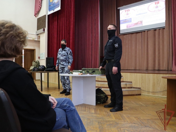 Сотрудники ОМОН Росгвардии провели тематический урок для московских школьников (видео)