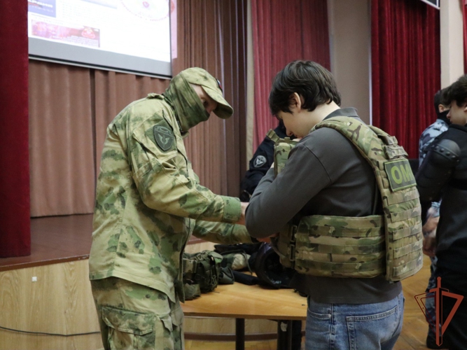 Сотрудники ОМОН Росгвардии провели тематический урок для московских школьников (видео)