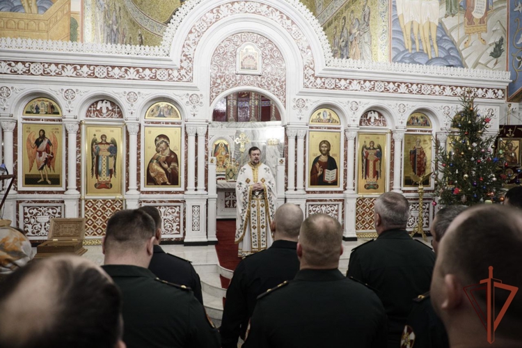 Росгвардейцы встретили Рождество в главном храме ведомства
