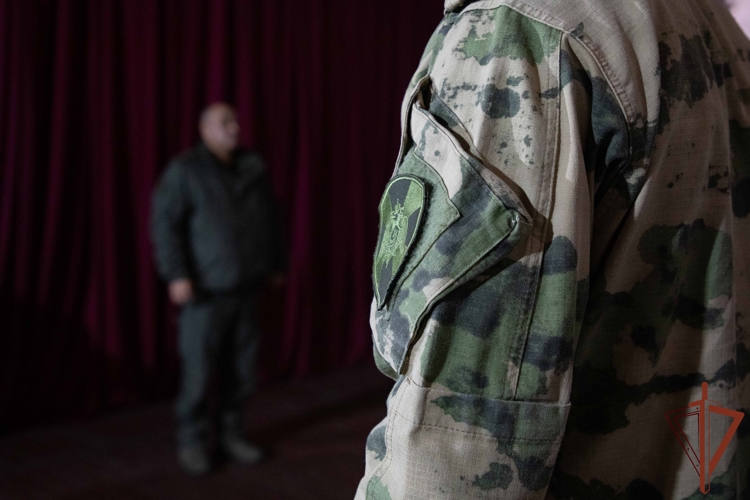 В ДНР командующий группировкой войск национальной гвардии вручил награды отличившимся сотрудникам