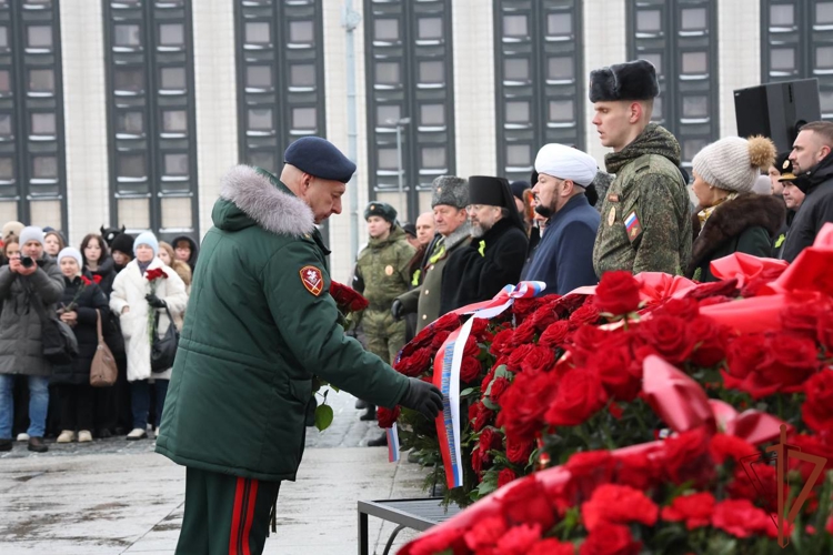 Военнослужащие и сотрудники Северо-Западного округа Росгвардии почтили память погибших защитников Ленинграда 