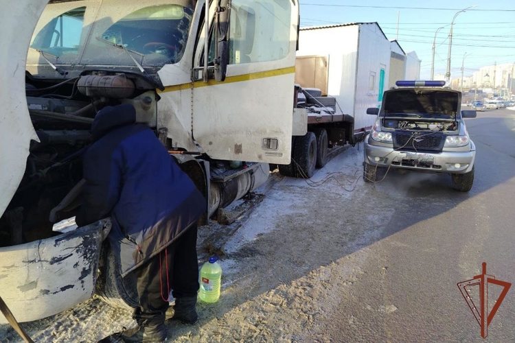 В Липецке росгвардейцы помогли автомобилисту на дороге, попавшему в трудную ситуацию