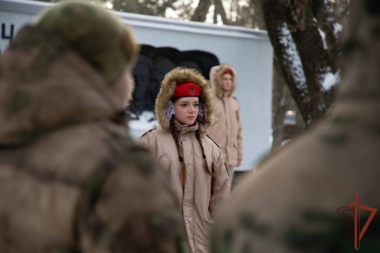 В День полного снятия блокады Ленинграда росгвардейцы возложили цветы к мемориалу в ДНР (видео)