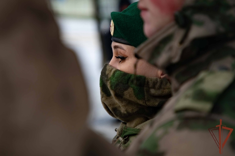 В День полного снятия блокады Ленинграда росгвардейцы возложили цветы к мемориалу в ДНР (видео)