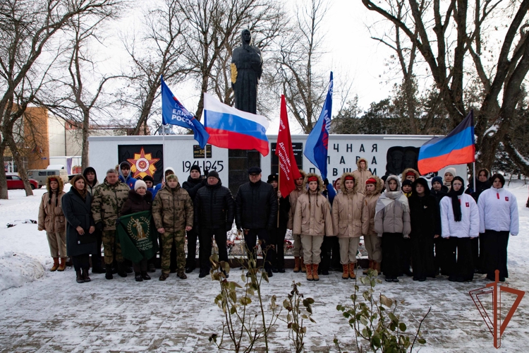 В День полного снятия блокады Ленинграда росгвардейцы возложили цветы к мемориалу в ДНР (видео)