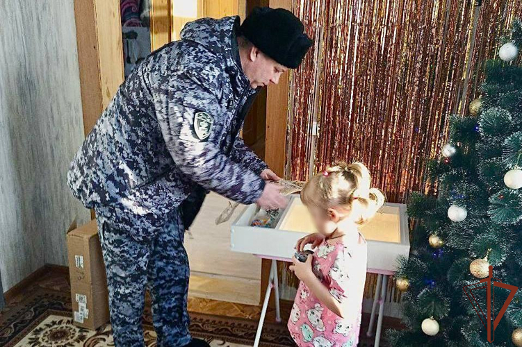 Росгвардейцы исполнили мечту 4-летней девочки из Томской области в рамках Всероссийской акции «Елка желаний»