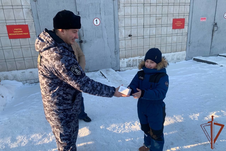 В рамках акции «Елка желаний» росгвардейцы помогли осуществить новогоднюю мечту юному жителю из Томской области