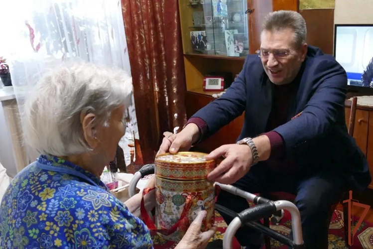 В Томске представитель Росгвардии поздравил ветерана службы с 90-летним юбилеем
