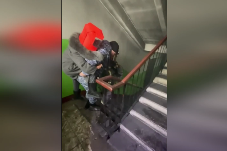 Сотрудники Росгвардии эвакуировали жильцов из горящего многоквартирного дома в Туве (видео)